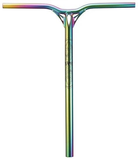Introducing the Blunt Envy Reaper V3 Aluminium IHC Stunt Scooter Bars in Oil Slick Neochrome: a rainbow-colored handlebar with a sleek, metallic finish. This T-shaped scooter bar features a central column and two horizontal grips, showcasing a multicolored gradient that seamlessly blends shades of green, pink, and blue. Its dimensions are 675mm x 580mm.