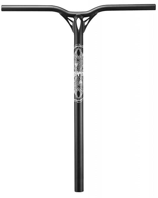 The Blunt Envy Reaper V3 XL aluminium SCS stunt scooter bars in black are designed with a T-shaped layout and feature decorative graphics at the center. These sturdy aluminium handlebars, measuring 720mm x 580mm, have a smooth finish that appeals to avid riders.