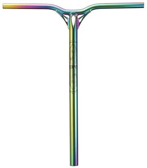 Introducing the Blunt Envy Reaper V3 Aluminium IHC Stunt Scooter Bars in Oil Slick Neochrome: a rainbow-colored handlebar with a sleek, metallic finish. This T-shaped scooter bar features a central column and two horizontal grips, showcasing a multicolored gradient that seamlessly blends shades of green, pink, and blue. Its dimensions are 675mm x 580mm.