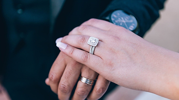 Uniquely Yours: Custom Lab-Created Diamond Wedding Ring