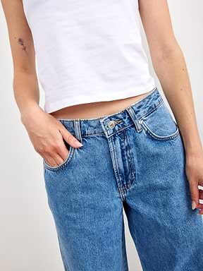 מכנסי ג'ינס בגזרה גבוהה ומתרחבת