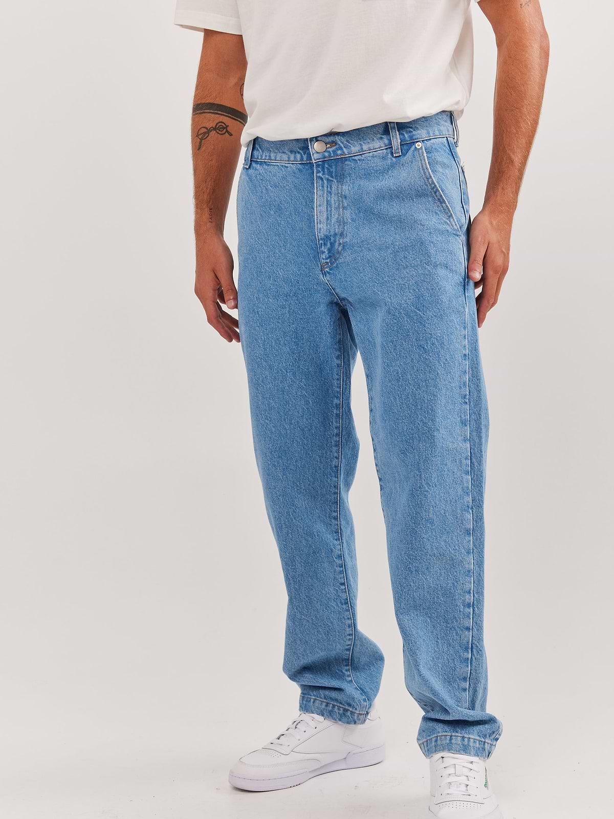 מכנסי ג'ינס בגזרה משוחררת
