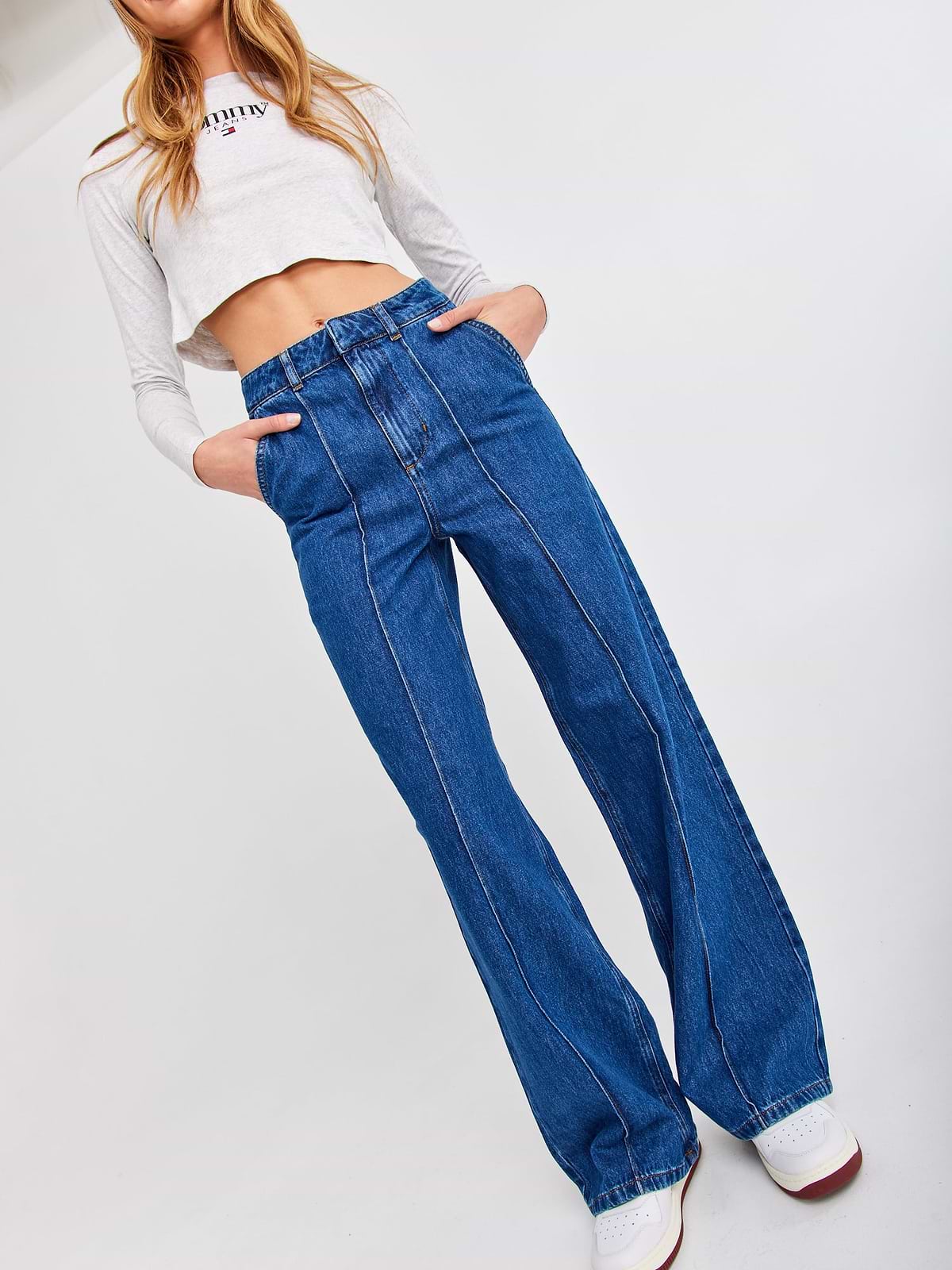 מכנסי ג'ינס עם תיפורים מודגשים