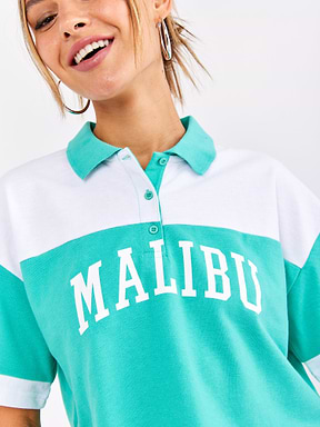 חולצת פולו קרופ עם הדפס גרפי Malibu