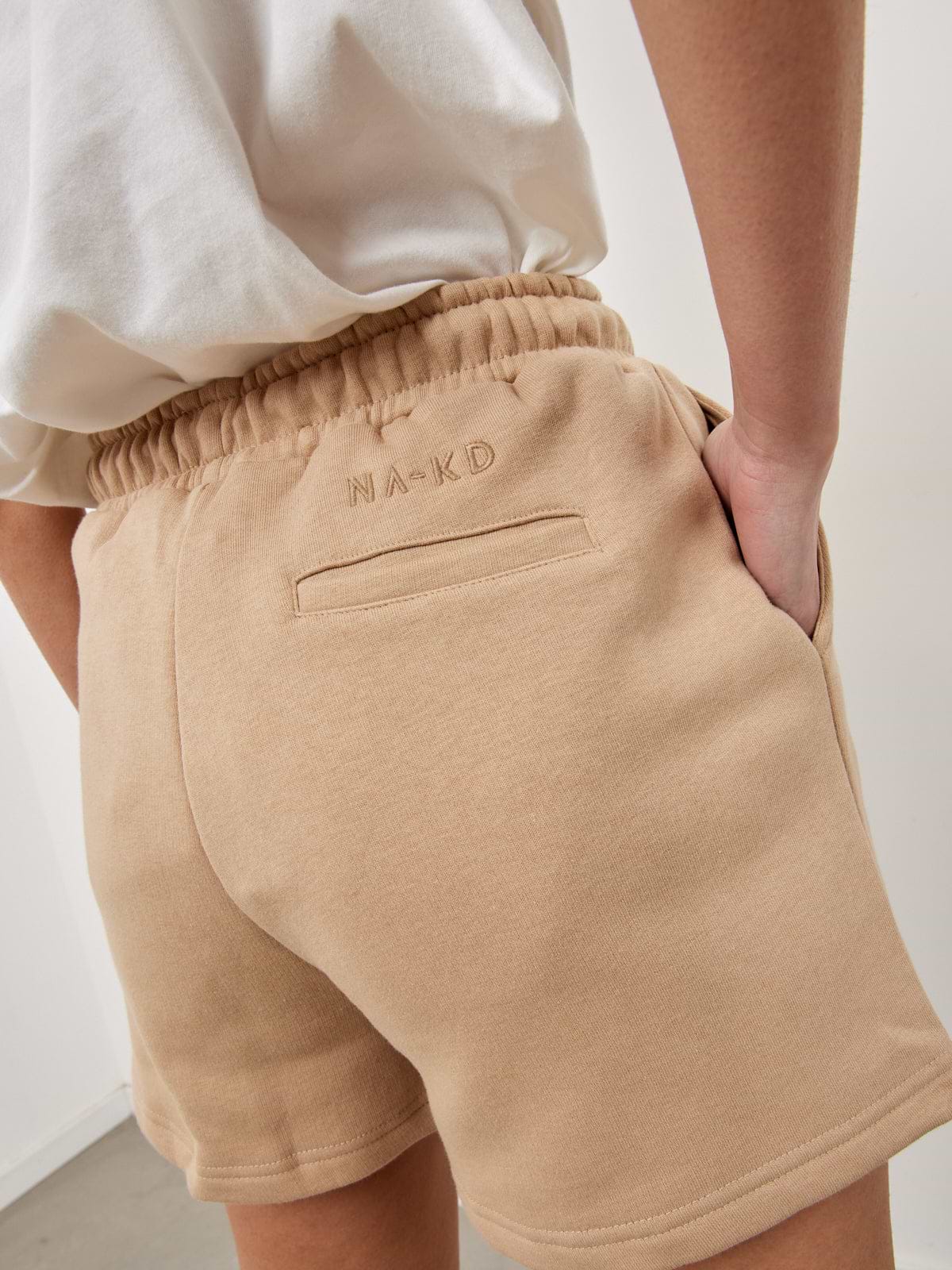 מכנסי טרנינג קצרים- NA-KD|נייקד