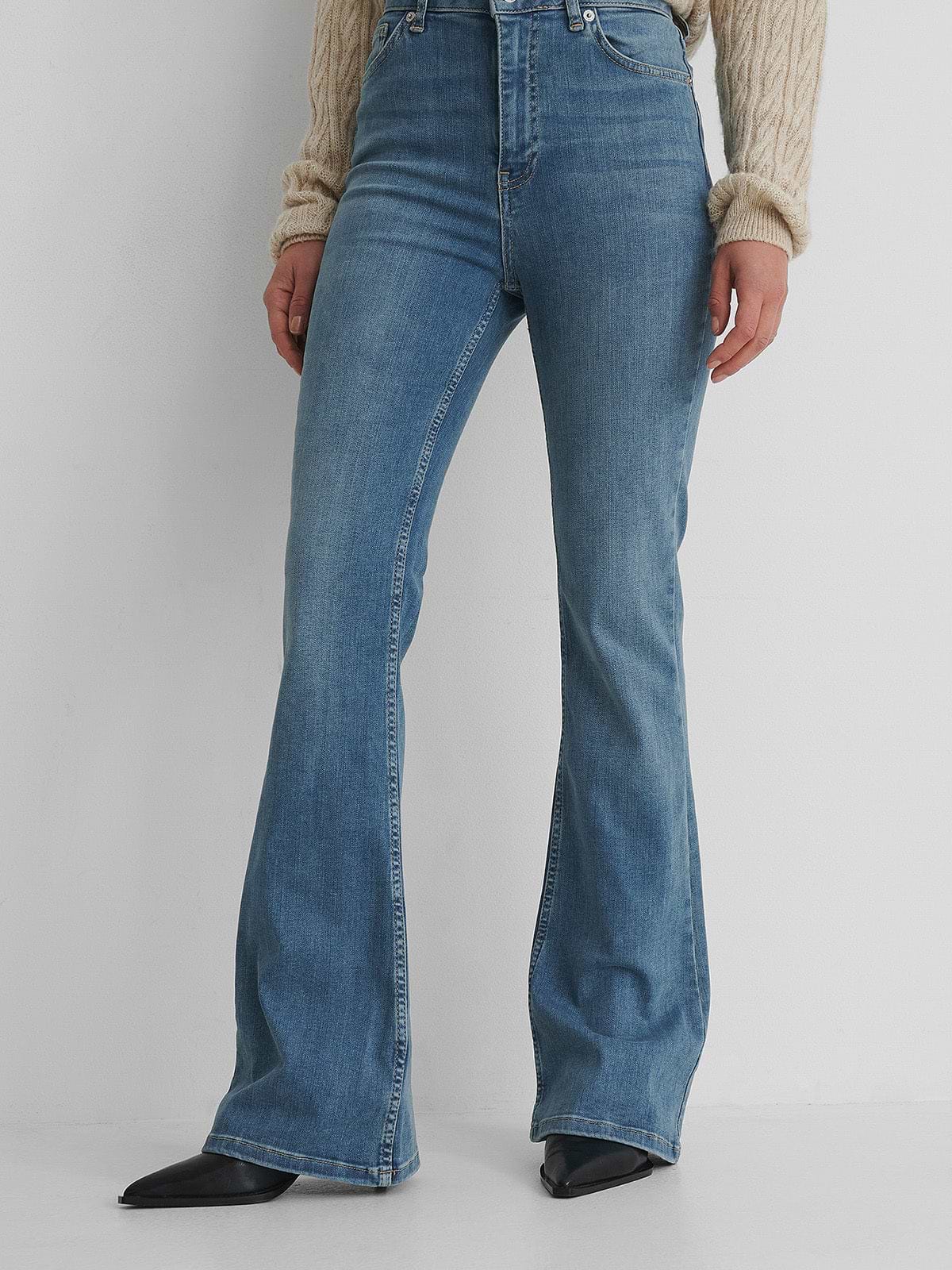 מכנסי ג'ינס בגזרת Bootcut גבוהה- NA-KD|נייקד