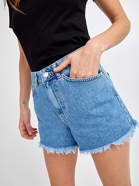 מכנסי שורט ג'ינס קצרים בגזרת MOM