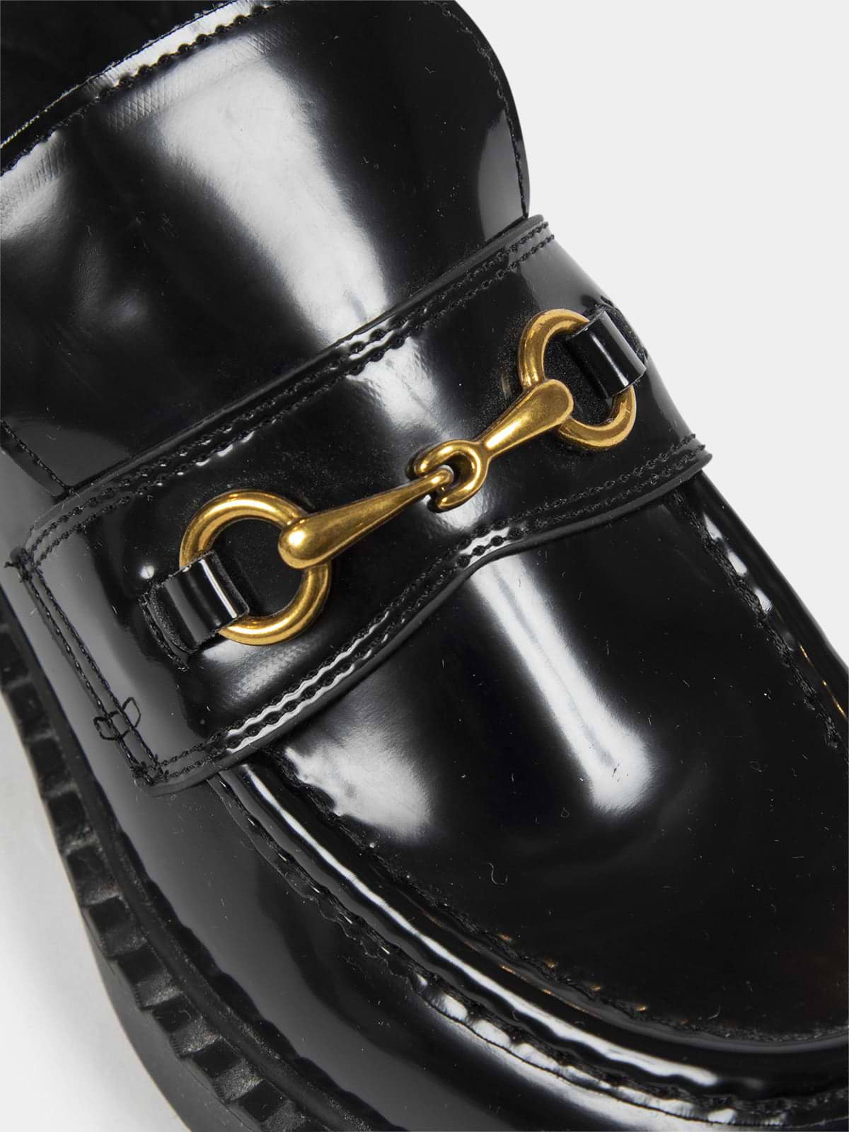 נעלי מוקסין בגימור לקה עם אבזם מוזהב- Style River|סטייל ריבר