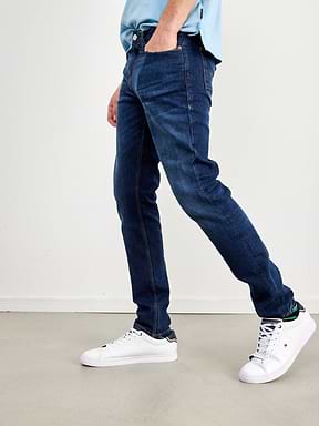 מכנסי ג'ינס בגזרת SLIM FIT