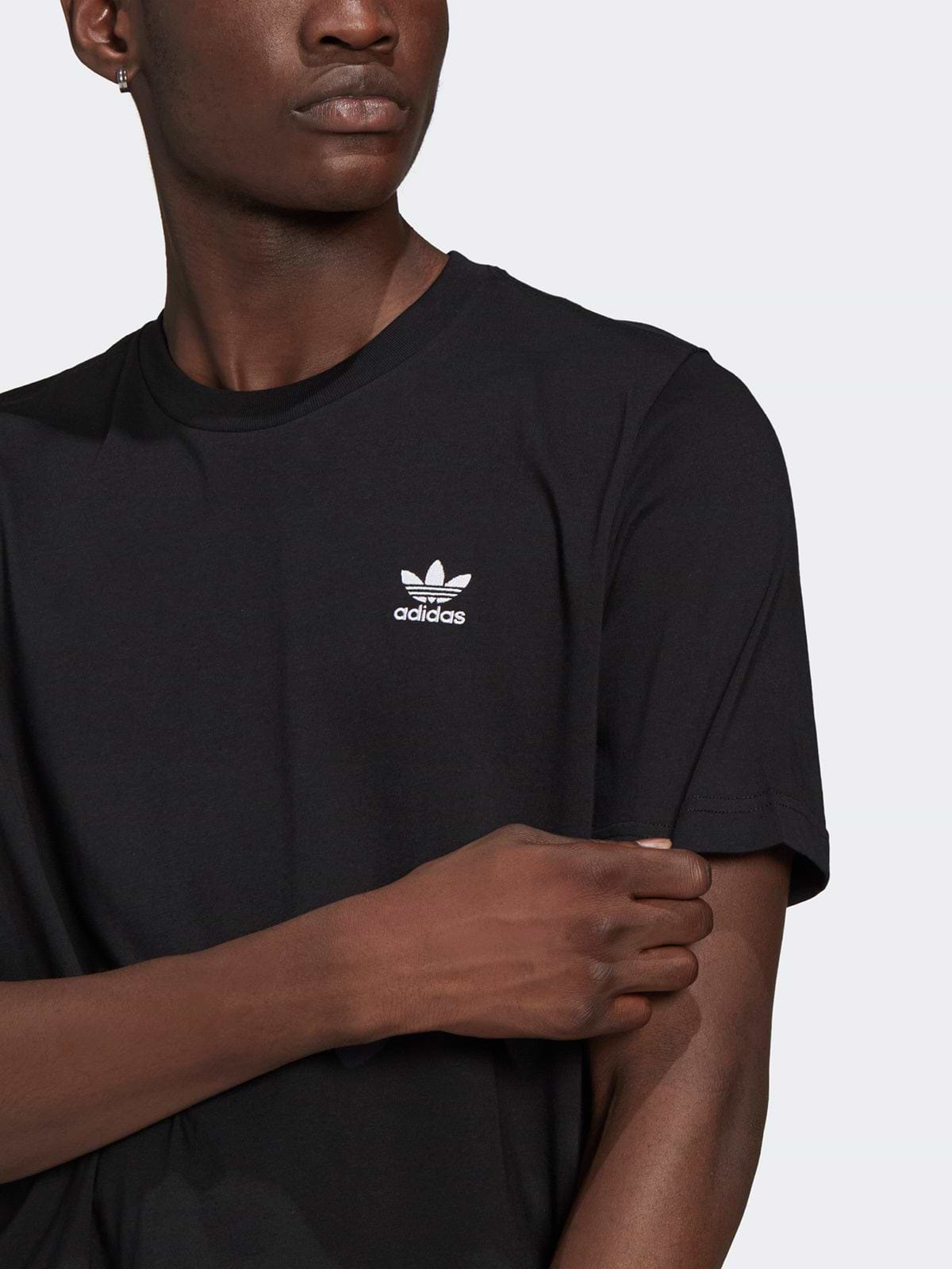 טישרט בייסיק עם לוגו רקום- Adidas Originals|אדידס אוריג'ינלס