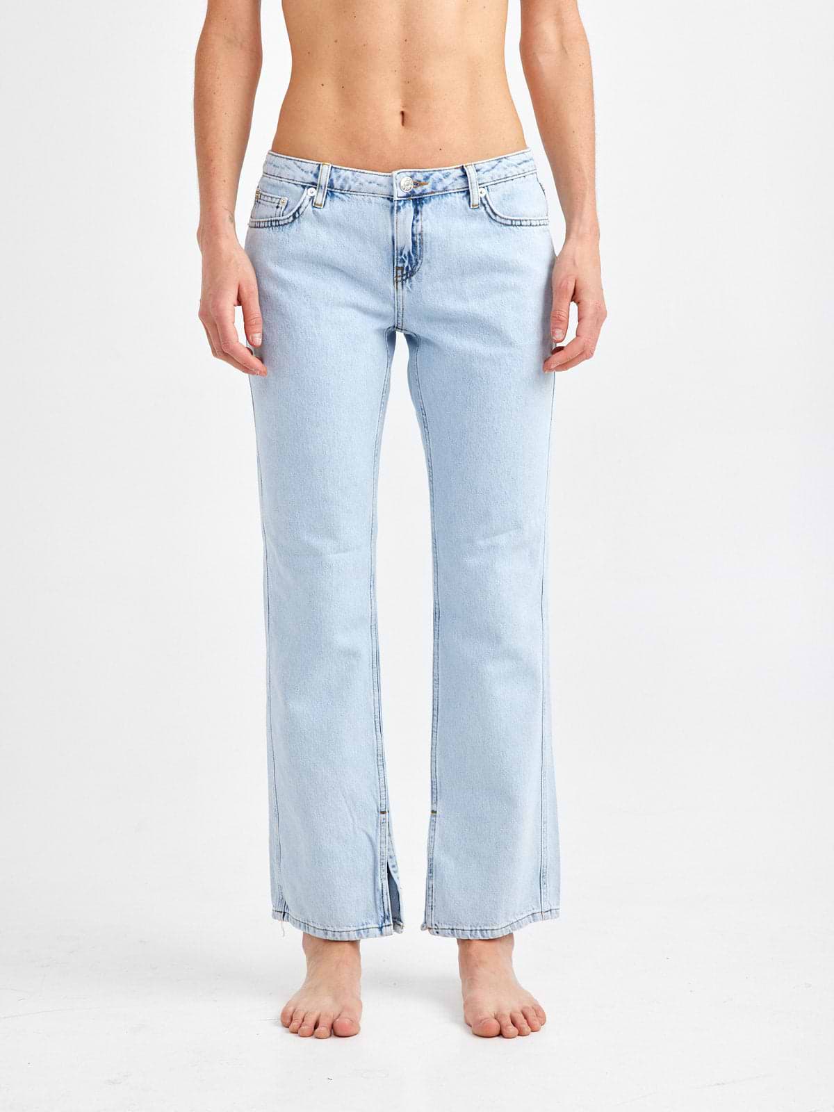 מכנסי ג'ינס בגזרה נמוכה עם שליץ / נשים- NA-KD|נייקד