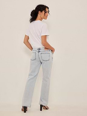 מכנסי ג'ינס בגזרה נמוכה עם שליץ / נשים