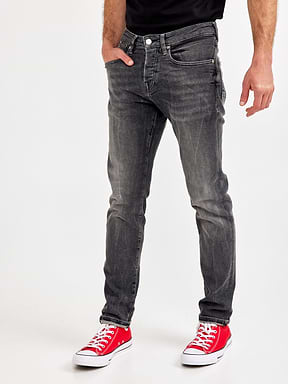 מכנסי ג'ינס בגזרת SLIM FIT