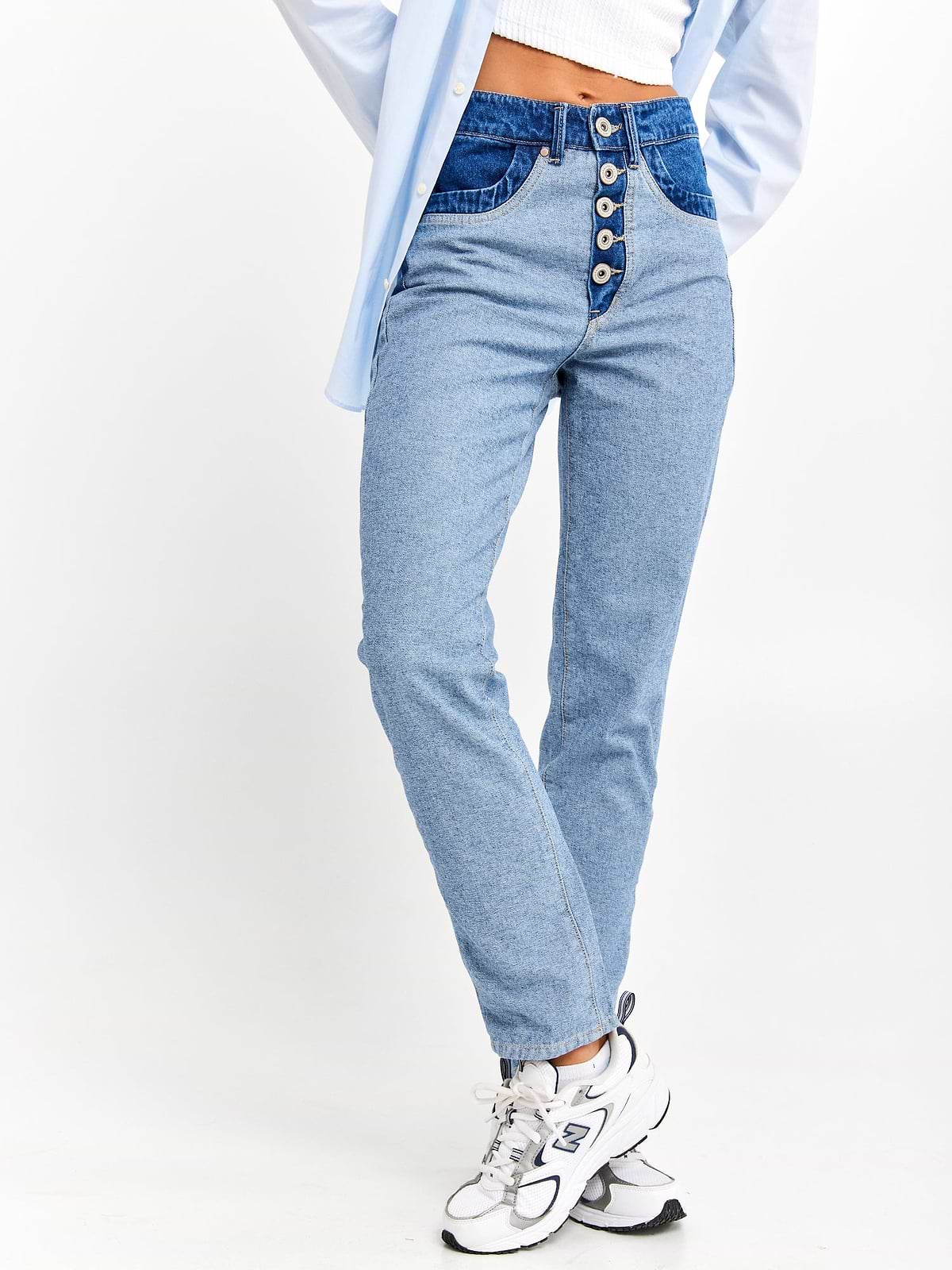 מכנסי ג'ינס במראה הפוך ושילוב בדים