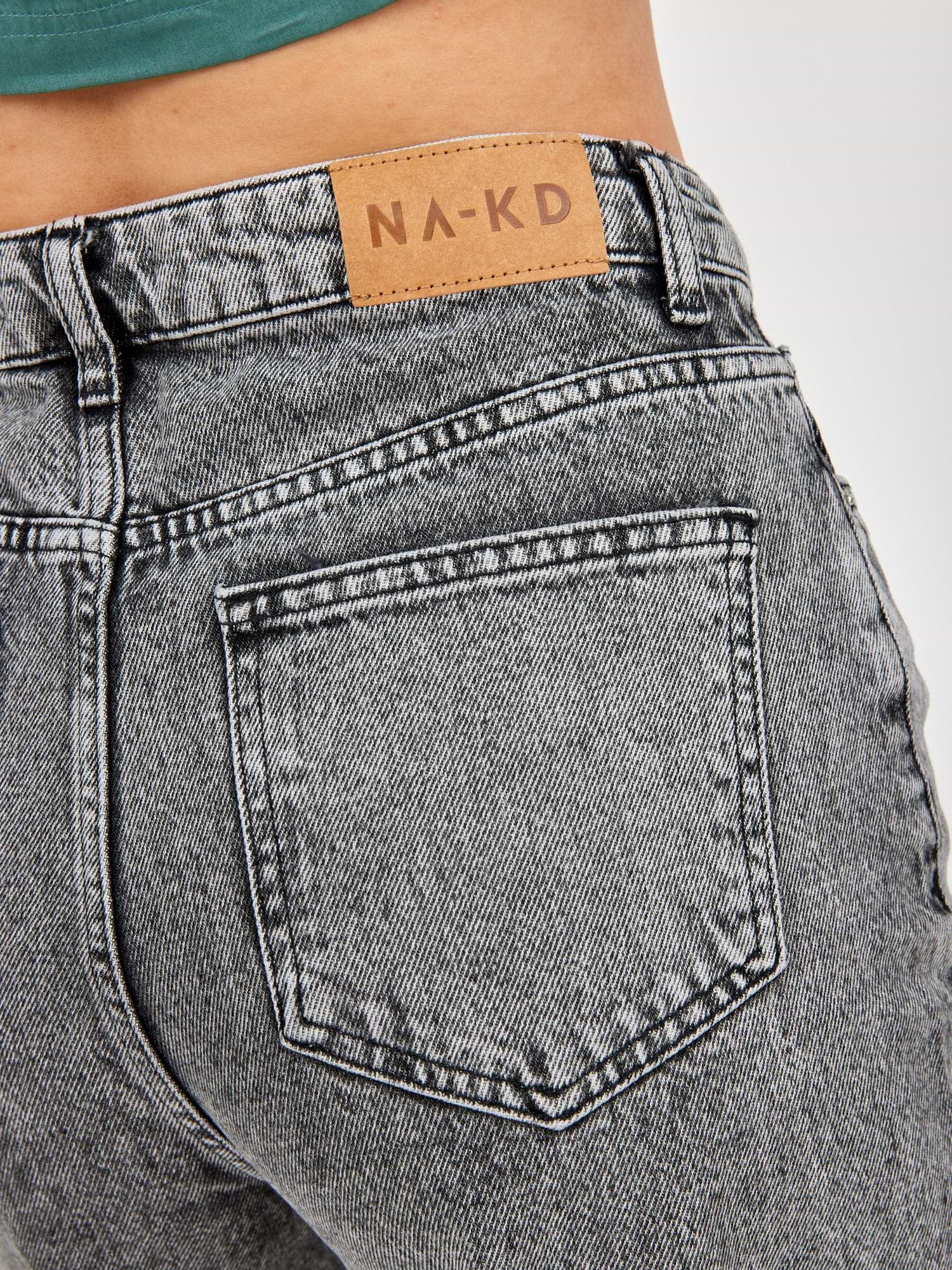 מכנסי ג'ינס בגזרה גבוהה ומתרחבת- NA-KD|נייקד