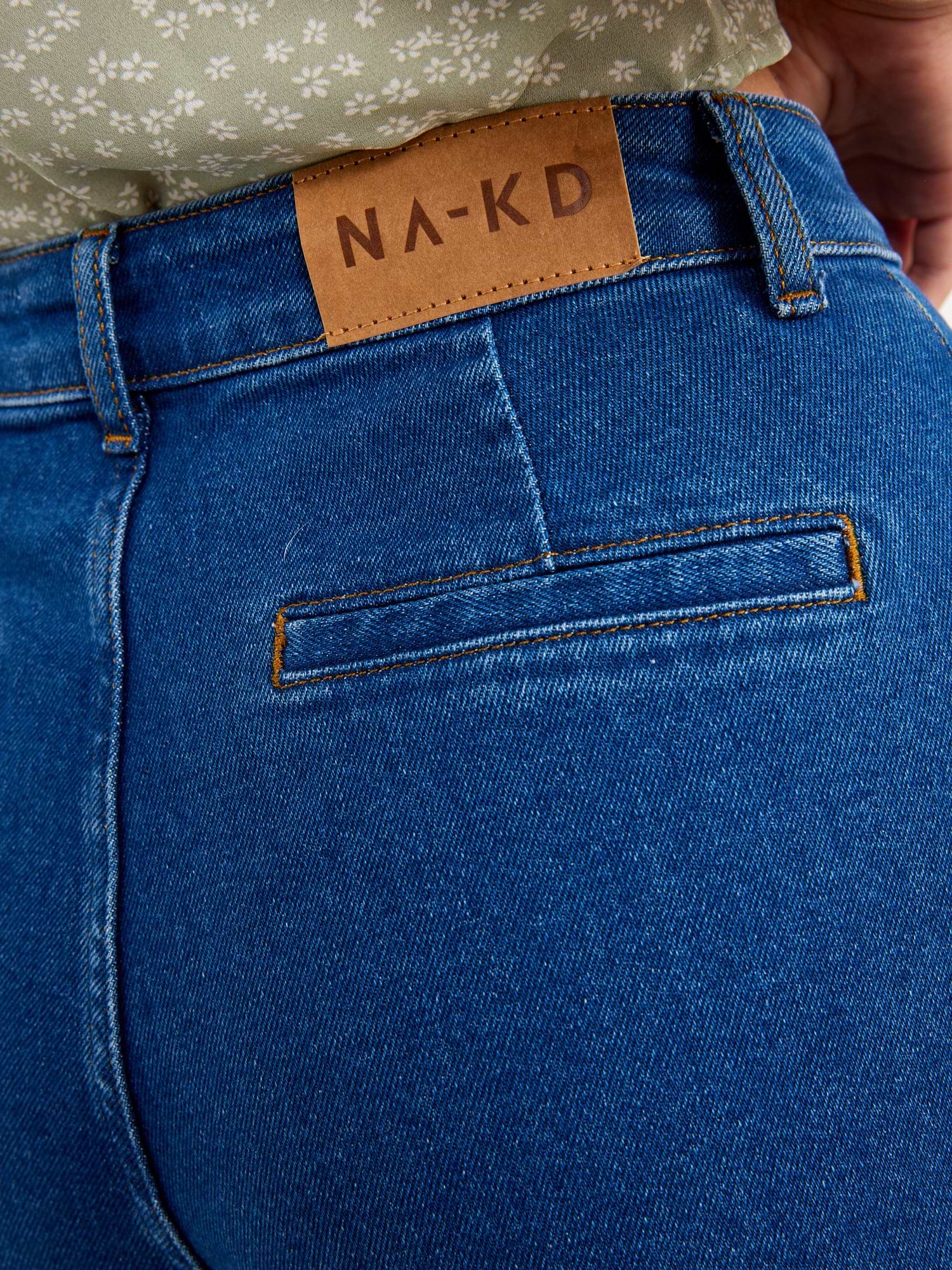 מכנסי ג'ינס בגזרה גבוהה ומתרחבת / נשים- NA-KD|נייקד