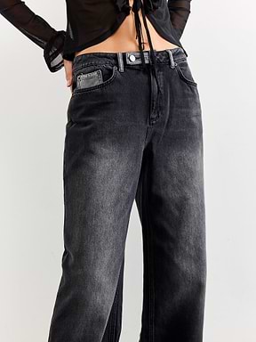מכנסי ג'ינס בגזרה נמוכה JOSEFINE H.J X NA-KD
