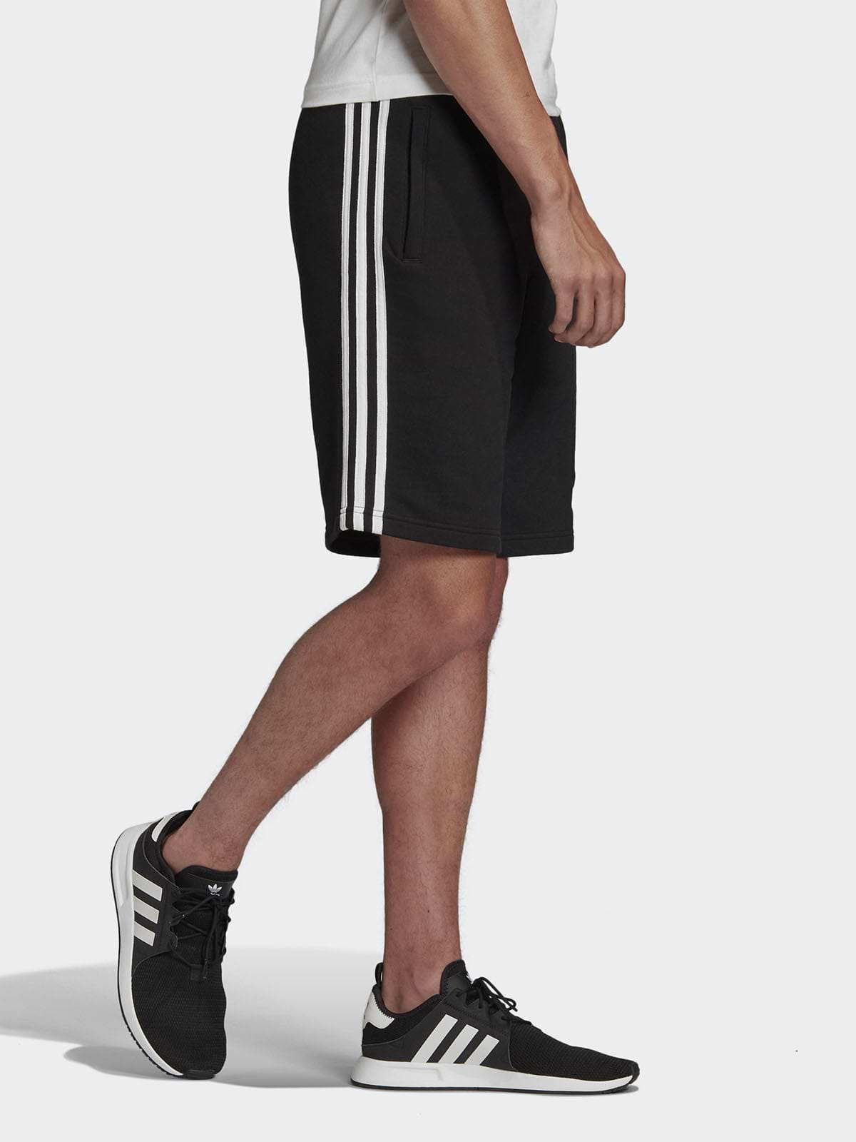 מכנסי ברמודה קצרים עם דוגמת פסים- Adidas Originals|אדידס אוריג'ינלס