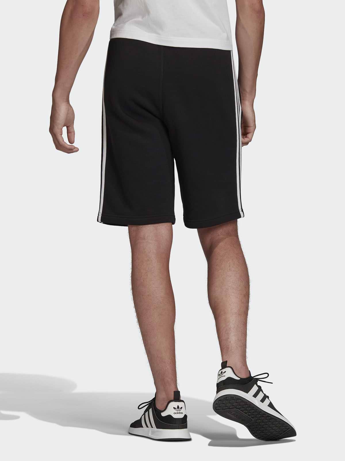 מכנסי ברמודה קצרים עם דוגמת פסים- Adidas Originals|אדידס אוריג'ינלס