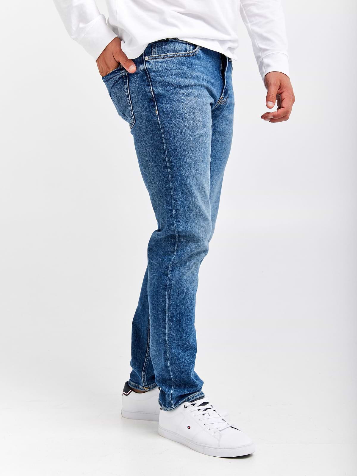 מכנסי ג'ינס בגזרת SLIM