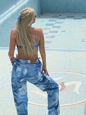 מכנסי ג'ינס עם הדפס גלים Josefine Simone x NA-KD