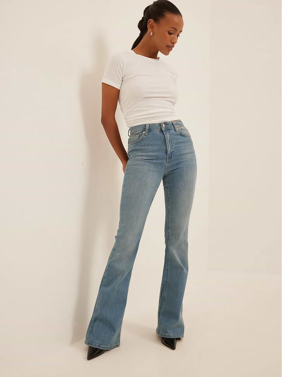 מכנסי ג'ינס בגזרת Bootcut גבוהה- NA-KD|נייקד