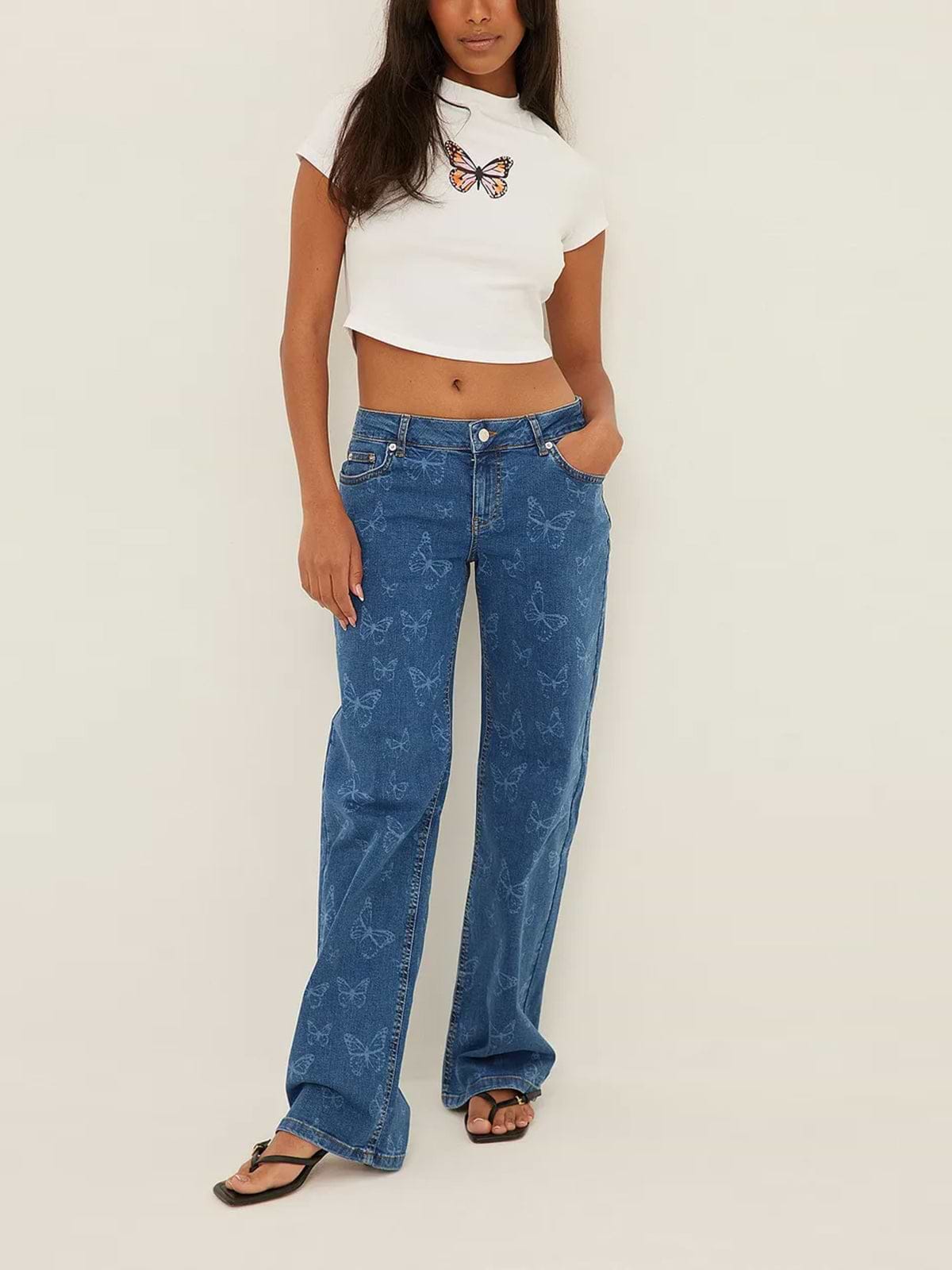 מכנסי ג'ינס בגזרה נמוכה עם הדפס פרפרים