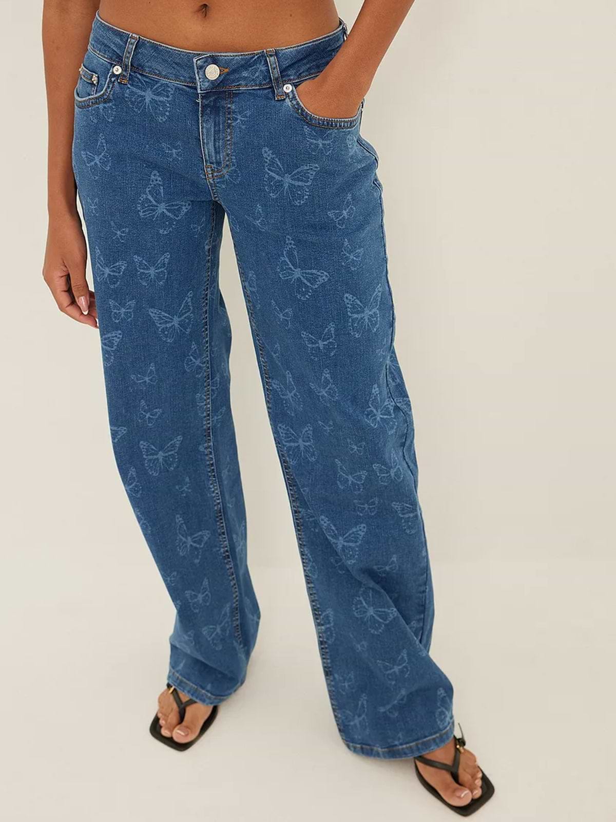 מכנסי ג'ינס בגזרה נמוכה עם הדפס פרפרים