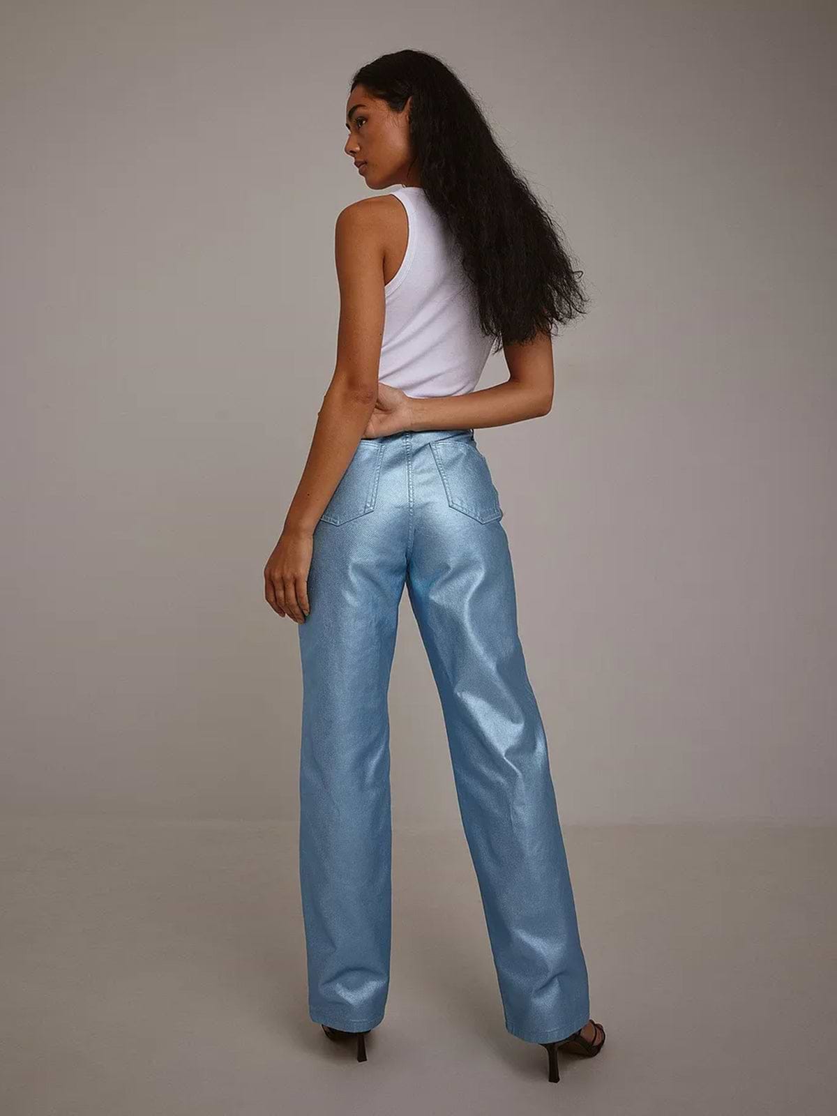 מכנסי ג'ינס מטאלי בגזרה ישרה וגבוהה MARGAUX DIETZ X NA-KD