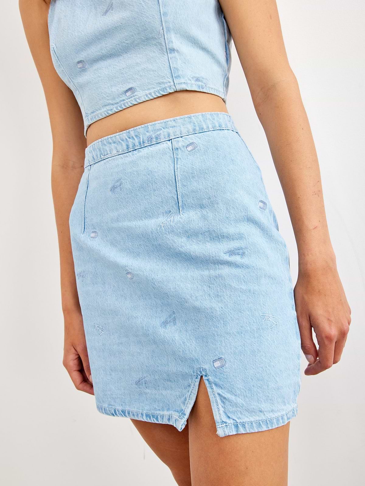 חצאית ג'ינס מיני עם לוגו רקום