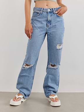 מכנסי ג'ינס בגזרה גבוהה עם קרעים