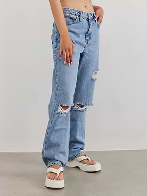 מכנסי ג'ינס בגזרה גבוהה עם קרעים