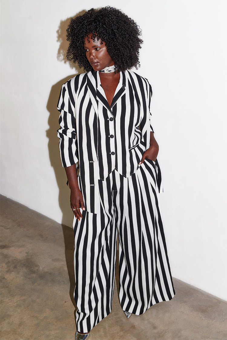 caption_ Model wears Optic Blazer in UK 18 / US 14