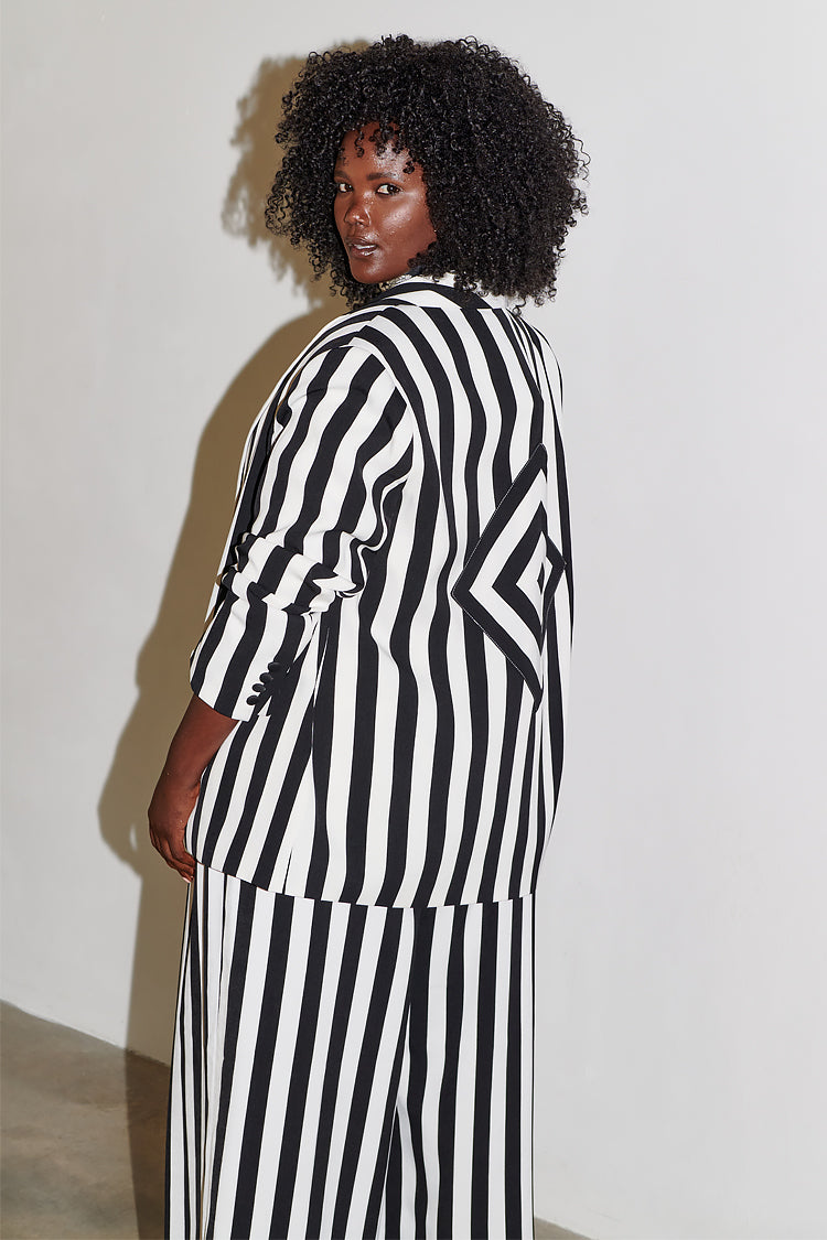 caption_ Model wears Optic Blazer in UK 18 / US 14