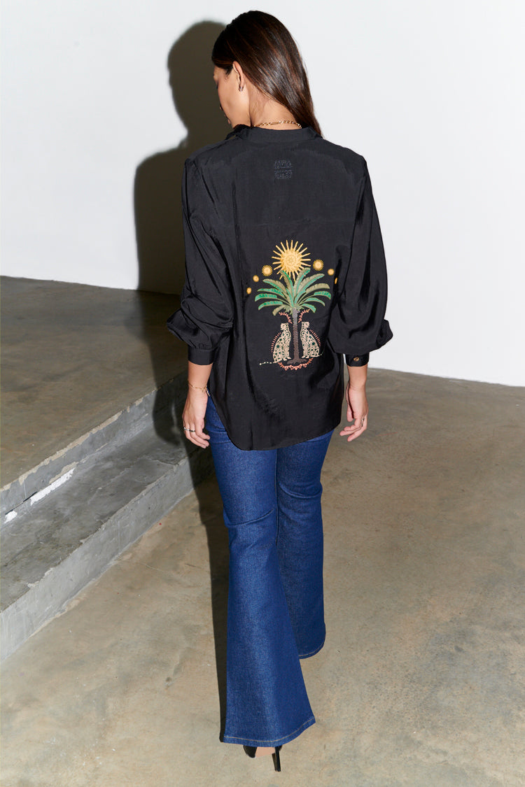 caption_Model wears Black Running Wilder Miley Shirt in UK size 10/ US 6