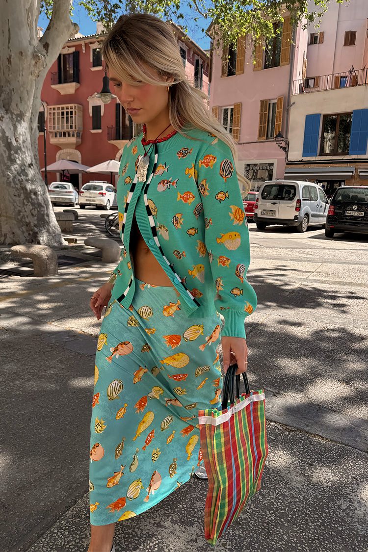 caption_Model wears Atlantis Dorris Skirt in UK size 10/ US 6