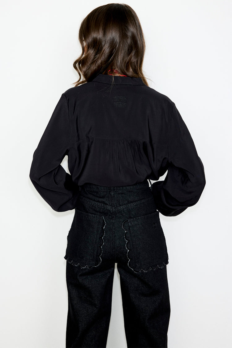 caption_Model wears Black Scallop Detail Jeans in UK size 10/ US 6