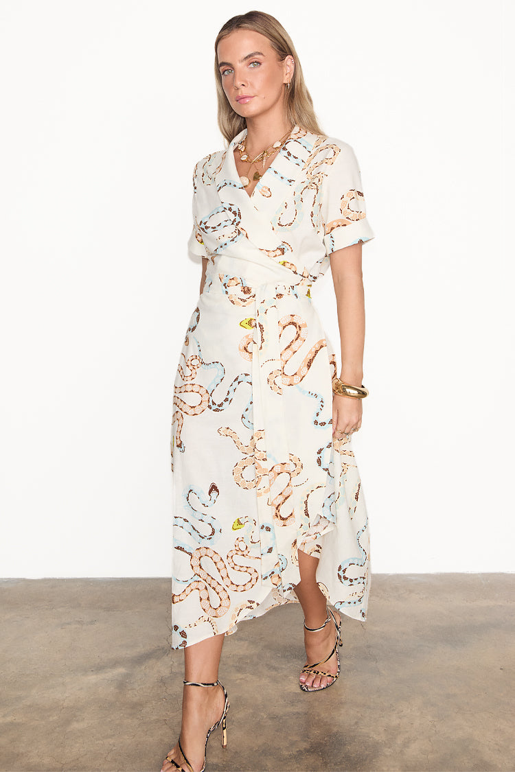 caption_Model wears Cotton Linen Snake Brooklyn Dress in UK size 10/ US 6