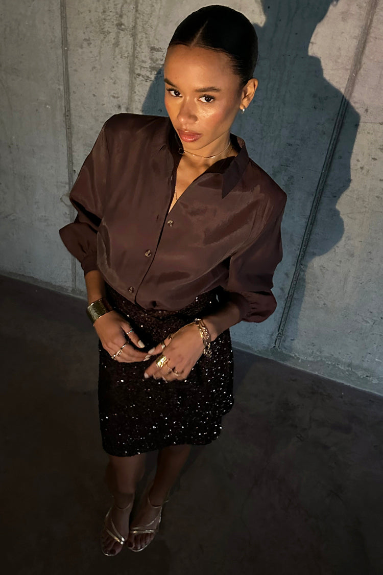 caption_Model wears Chocolate Miley Shirt in UK size 10/ US 6