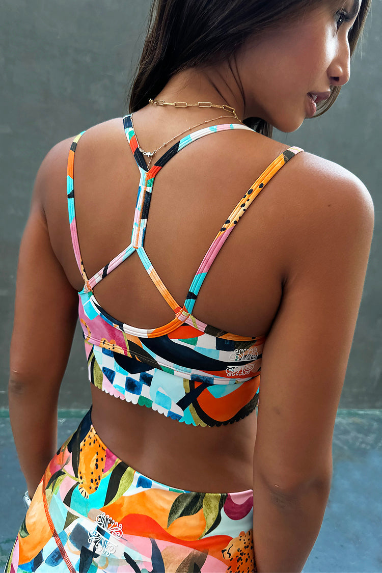 caption_Model wears Costa Rica Gym Crop Top in UK size 8/ US 4