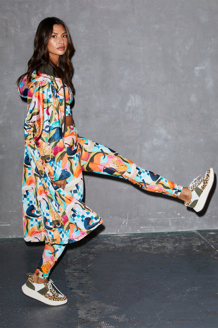 caption_Model wears Costa Rica Dry Robe in UK size 8/ US 4