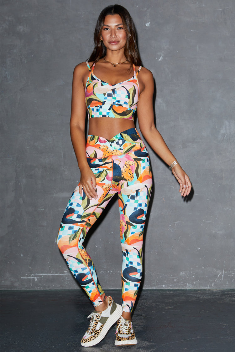 caption_Model wears Costa Rica Gym Crop Top in UK size 8/ US 4