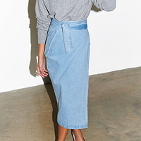 Thumbnail for caption_Model wears Denim Jaspre Skirt in UK size 8 / US 4 