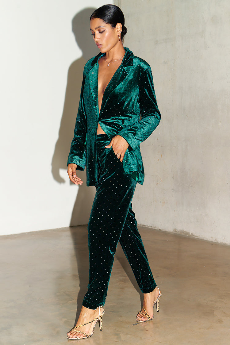 caption_Model wears Emerald Velvet Quinn Blazer in UK 8 / US 4
