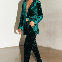 Thumbnail for caption_Model wears Emerald Velvet Quinn Blazer in UK 8 / US 4