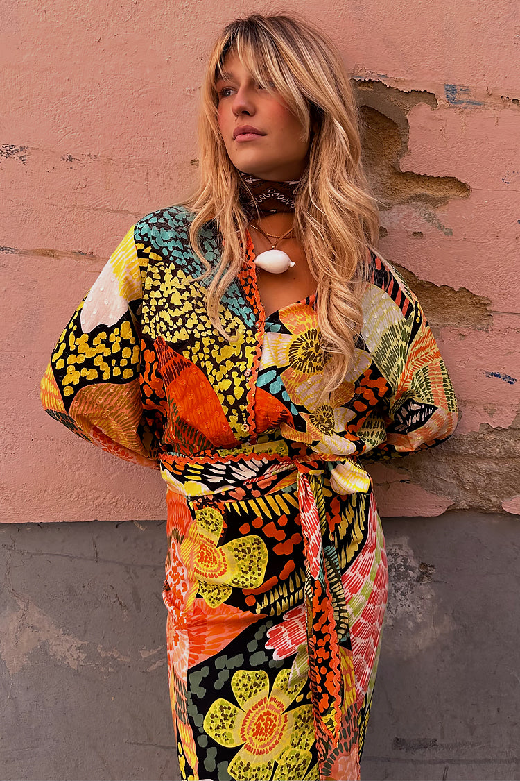 caption_Model wears Fiji Miley Shirt in UK size 10/ US 6