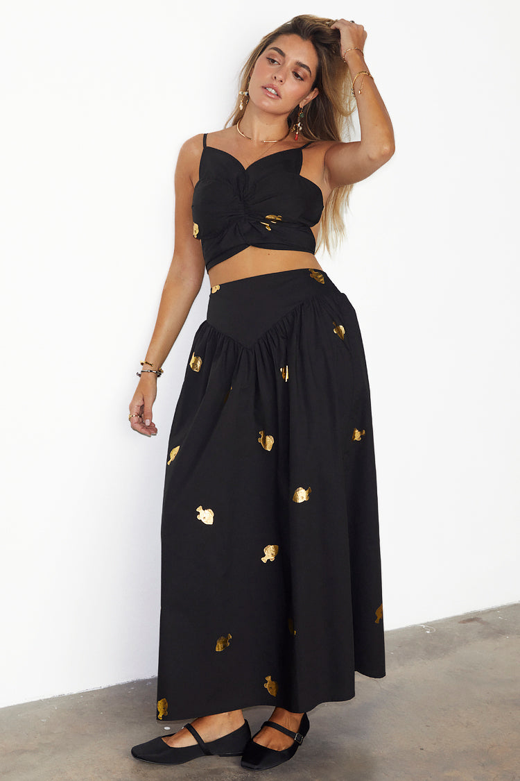 caption_Model wears Black Marra Skirt With Gold Fish Fleck in UK size 10/ US 6