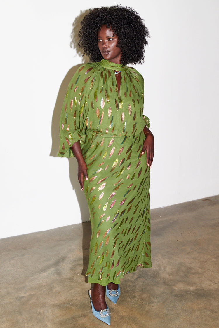 caption_Model wears Khaki Jacquard Slip Skirt in UK 18 / US 14