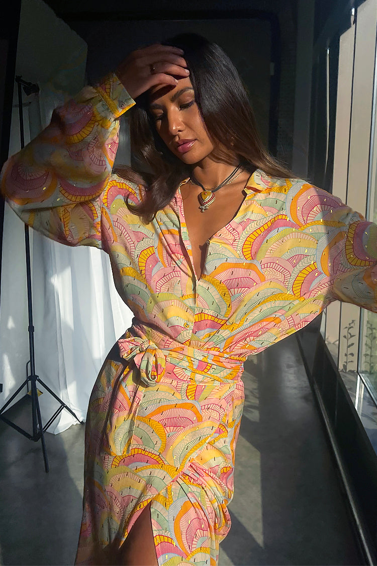  caption_Model wears Havana Isabella Shirt in UK size 10/ US 6