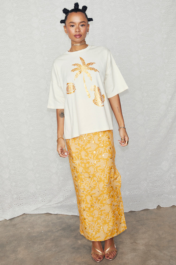 caption_Model wears Cream and Gold Mosaic Leopard T-Shirt in UK size 10/ US 6